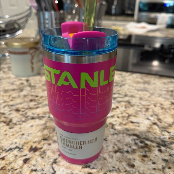 Stanley Flowstate Quencher H2.0 Hot pink tumbler - Picture 3 of 3